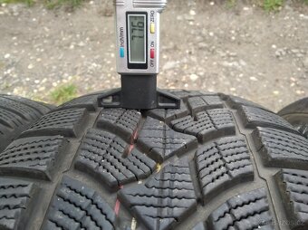 Prodám zimní pneu Dunlop 235/55 R19 - 7