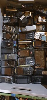 Bedna(cca 433ks) mobilních telefonů1ks 35kč - 7