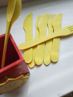 HRAČKA DŘEVĚNÁ KUCHYŇKA A DŘEV. NÁDOBÍ, ŽEHLIČKA, SOLNIČKY - 7