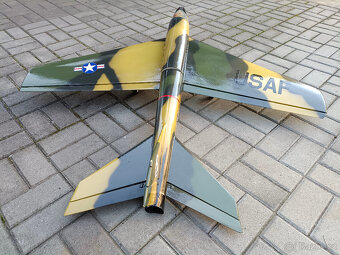 Starší rc letadlo vojenská stíhačka na spalovací motor - 7