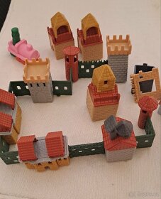 Cinovy figurky a plastové podstavce - 7