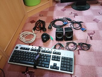 Starší PC + příslušenství a tiskárna HP - 7