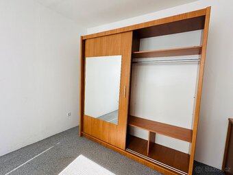Krásná šatní skříň vyrobená na zakazku - 7