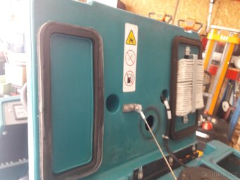 Podlahový mycí stroj Tennant 7100 Disk 80 sedící obsluha - 7