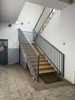 Pronájem haly cca 810m2 včetně kanceláří u metra Hůrka Praha - 7