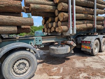 Nákladní automobil pro přepravu dřeva značky Volvo 6 x 6 - 7