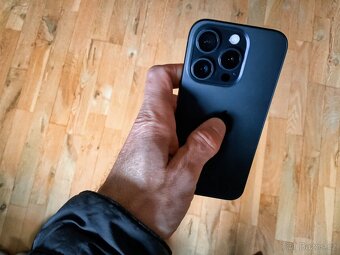 ZAREZERVOVANÉ-iPhone 15 Pro 256GB Black Titanium Krásný stav - 7