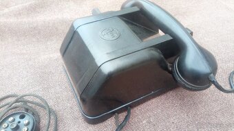 Tesla - starý bakelitový telefon s kličkou. - 7