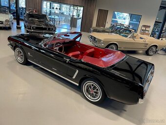 Ford Mustang Convertible - 7
