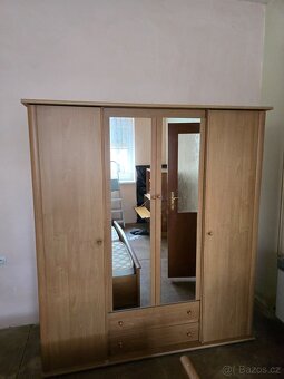 Komplet ložnice - postel, noční stolky, skříně - 7