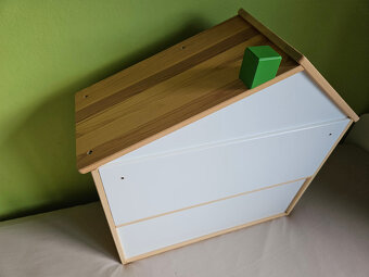 Domeček pro panenky IKEA FLISAT + dřevěné vybavení odjinud - 7