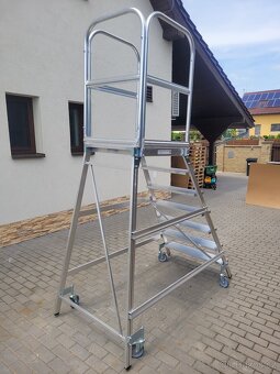 Hliníkový pojízdný žebřík s plošinou, výška plošiny 1,68 m - 7