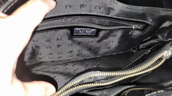 Armani Jeans lesklá kabelka - 7