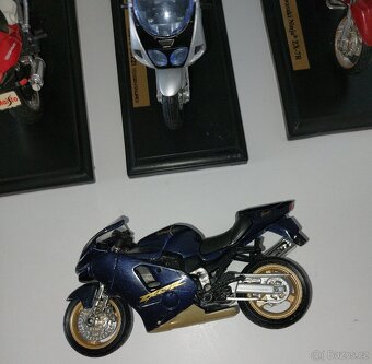Auta 1:43 motorky 1:18 - 7