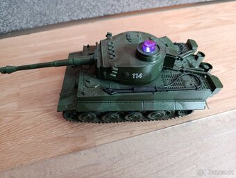 prodám 2 RC soubojové tanky 1:35 - 7