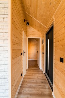 MOBILNÍ DŮM V ROZMĚRU 7x3,5 + 1m Terasa - Tiny House - 7