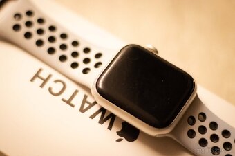 Apple Watch SE 40 mm – Silver + Nike Sport řemínek - 7