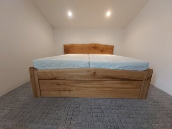 Postel z masivu s přírodní hranou - 7