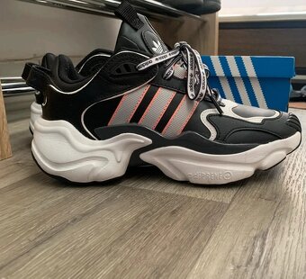Snakery Magmur Runner z kolekce adidas Originals 37,5 - 7