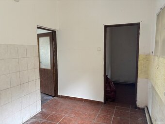 🏡 Prodej dvou rodinných domů s dvorkem a garážemi – Skočice - 7
