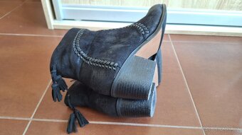 Dámské černé semišové zimní boty s třásněmi - 7