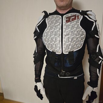 Chráničova vesta SPEED STUFF a cyklo rukavice POC - 7