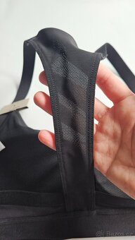 Černá sportovní podprsenka Adidas s vycpávkami - vel.M - 7