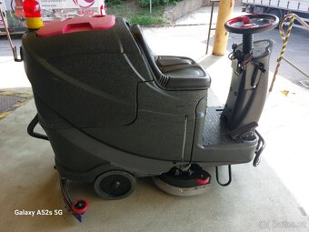 Podlahový mycí stroj Nilfisk Viper AS 710R se sedící obsluho - 7