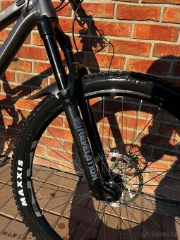 Commencal Meta TR V4 29/M. 100km skoro nové - 7