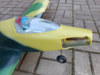 Starší rozdělané letadlo cca stíhačka bez motoru nové balza - 7