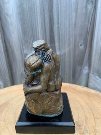 Krásná malá bronzová socha realizované sochy „Le Baiser“ - 7