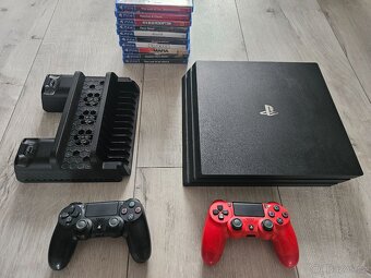 PS 4 PRO + 2 ovladače + 10 her + multifukční podložka - 7