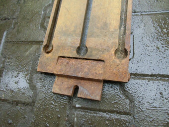 Naklápěcí upínací stůl s drážkami. - 7