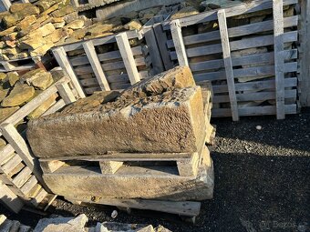 Pískovec, cihly, dřevo, palety - 7