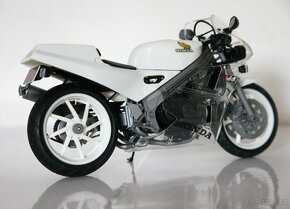 Silniční motocykly Honda TAMIYA (1:12) - 7
