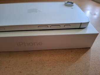 Zánovní iPhone 16e 128 GB bílý + příslušenství - 7