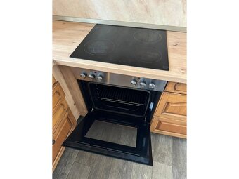 Krásná venkovská dubová kuchyně se spotřebiči,5447 - 7