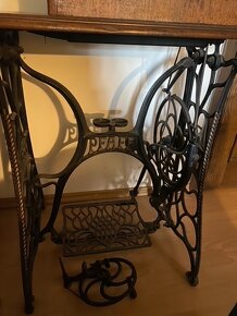 Starožitný šicí stroj PFAFF - 7