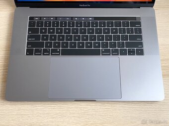 Apple MacBook Pro 15" (2018) - i7 2,20GHz, 16GB, 256GB, BOX - 7
