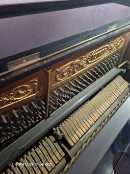 Petrof piano s elegantními lampičkami - 7