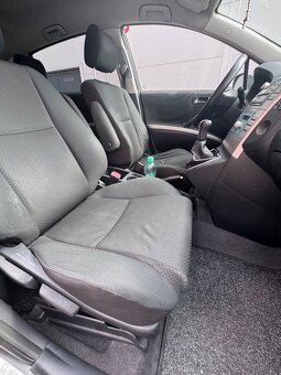 Prodám Toyota Corolla 2.2D 4D 7 mist - 7