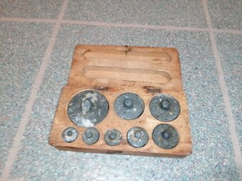 Starožitná kuchyňská váha + kompletní sada závaží - 7