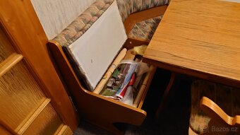 Rohová lavice, jídelní stůl a dvě židle - 7