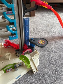 Hot Wheels Mega garáž se žralokem - 7