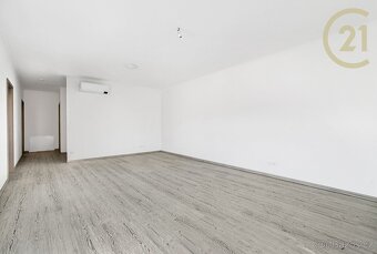 Dva domy, bazén a technologie, díky nimž se tu žije v poh... - 7