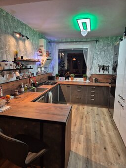 Prostorný dům s možností podnikání v podhradí - 7