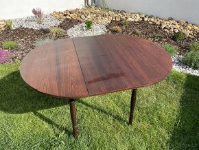 Dřevěný rozkládací stůl s šesti židlemi - 7