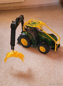 Bruder lesny traktor John Deere 7930 - 7