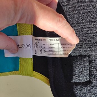 Dětské lyže, lyžáky, helma a páteřák - 7