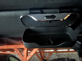 Držák brýli na vnitřní stinitko do auta - 7